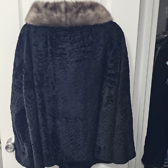 VINTAGE Black Fur Women's Cape with Tan Trim - Picture 5 of 5